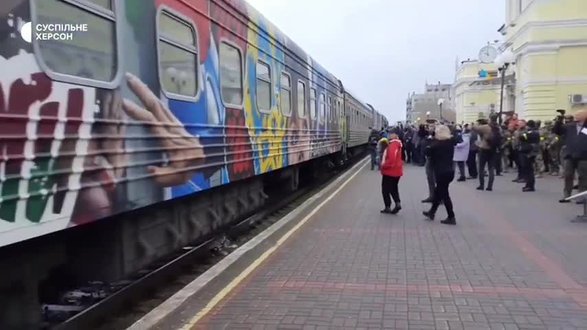 A Kherson arriva il primo treno da Kiev dall’inizio della guerra cori di gioia dei cittadini