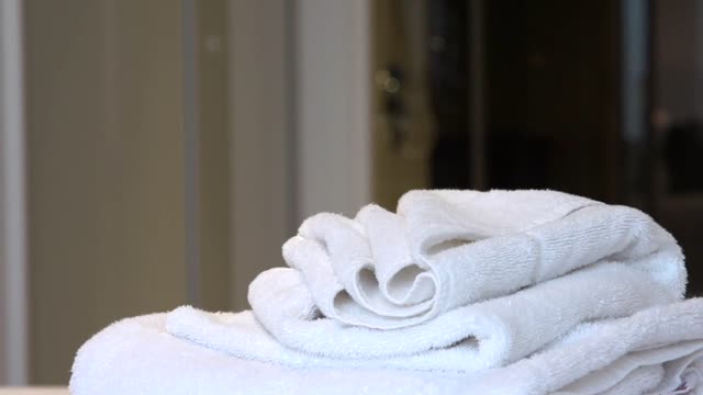 towel shower focus pull raw 1