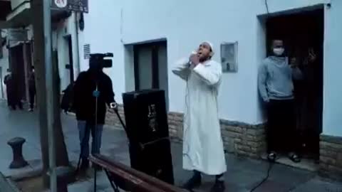 Sánchez multa y prohíbe una Misa de cristianos mientras protege y permite un culto del Islam