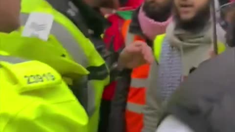 Anti-Israel protesters tell British police we outnumber you ?