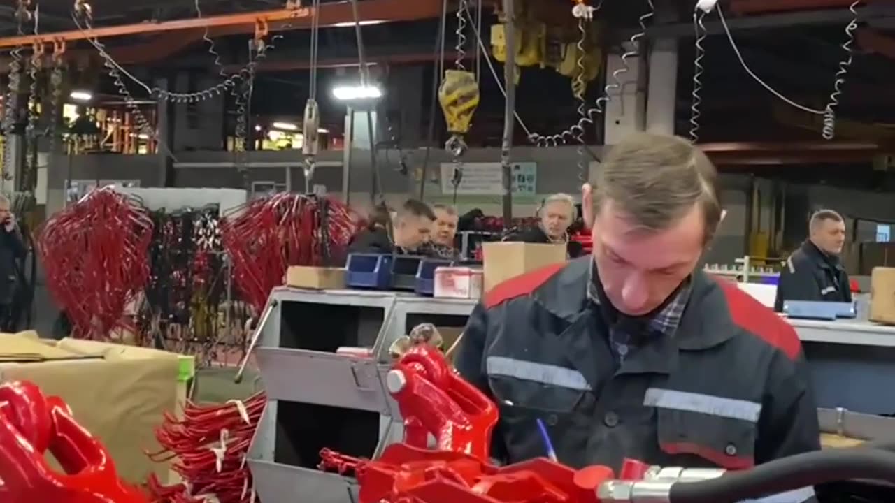 Ambasadorowie Białorusi zwiedzili Mińską Fabrykę Traktorów
