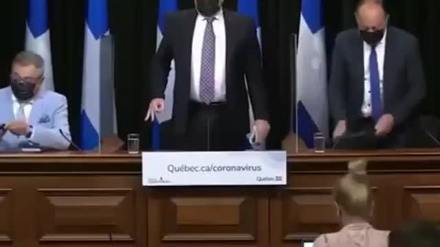 François Legault mostra lealtà al diavolo in bella vista ( mostra il simbolo 666 con la mano)