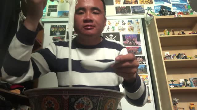 DW 黄大卫 eating Soup on afternoon 11月27日2022年