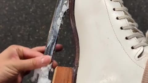 people who use their fingers to wipe their blades
