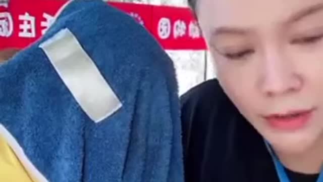 Dù sợ bị tôi mắng, nhưng khi lấy thức ăn ra là nó bỏ cái khăn liền🤣