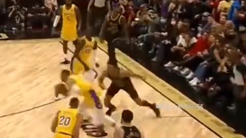 Drake's reaction after Russ saves the Lakers is incredible👽 #shorts