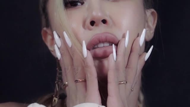 더블유 코리아와 만난 쎈 언니들! 진짜 환불하러 온 환불원정대 만옥, 천옥, 은비, 실비와 아이컨택하기 by W Korea