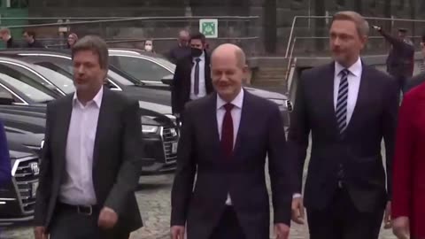 Nicht vergessen: Hinter den Kulissen von Macht leben Liz Mohn, Soros und Friede Springer....