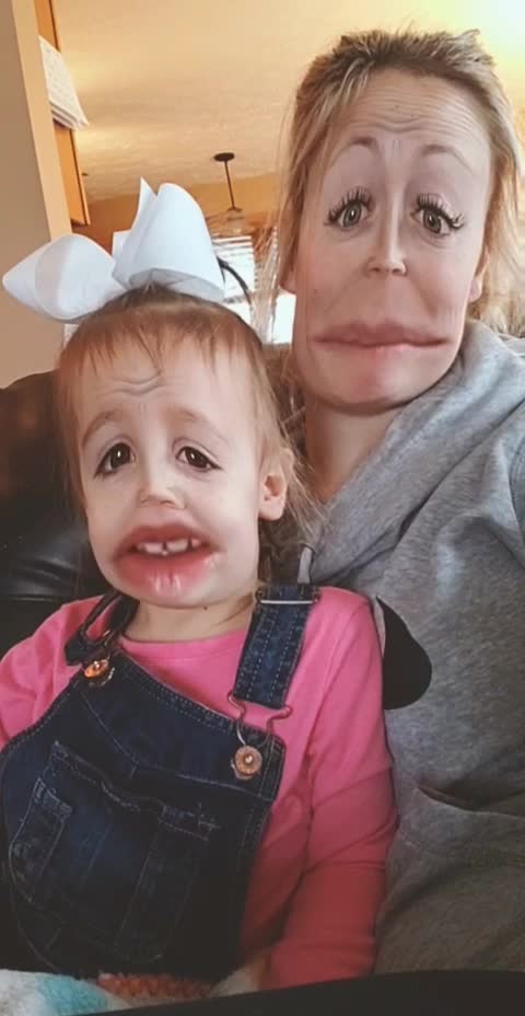 Hilarious mom and daughter reaction to filter