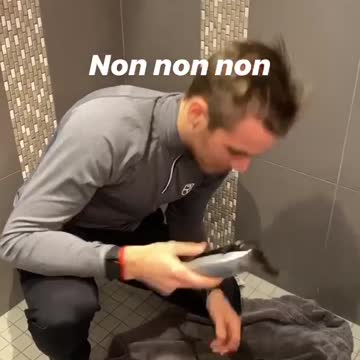 Marc Fitt se rase les cheveux 1