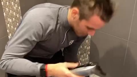 Marc Fitt se rase les cheveux 1