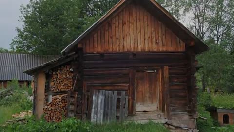 Mountain Girl Cooks Pizza in a Wood Stove at the Top of the World — Unbelievable!