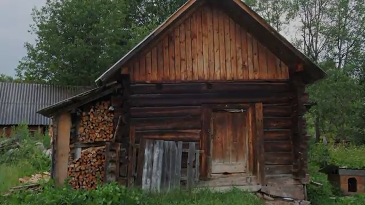 Mountain Girl Cooks Pizza in a Wood Stove at the Top of the World — Unbelievable!