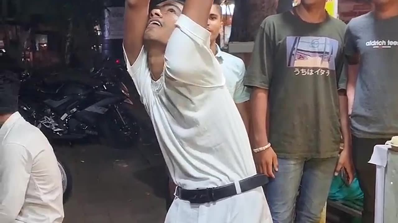 HOW TO EAT MOMOS - TRY NOT TO LAUGH