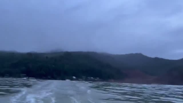 Vídeo mostra pessoas em um barco fugindo da enxurrada causada pela tempestade nas Filipinas