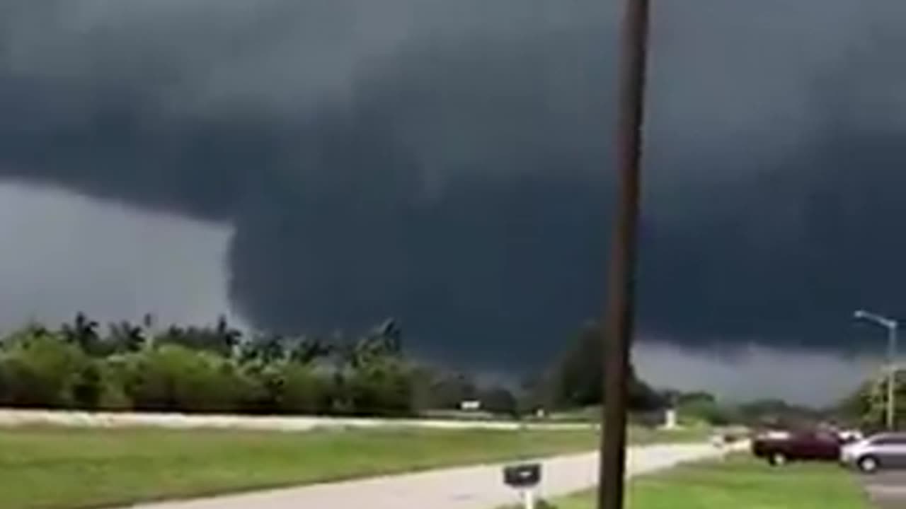 Hurricane Milton made landfall, generating devastating winds and waves up to 8 meters high.