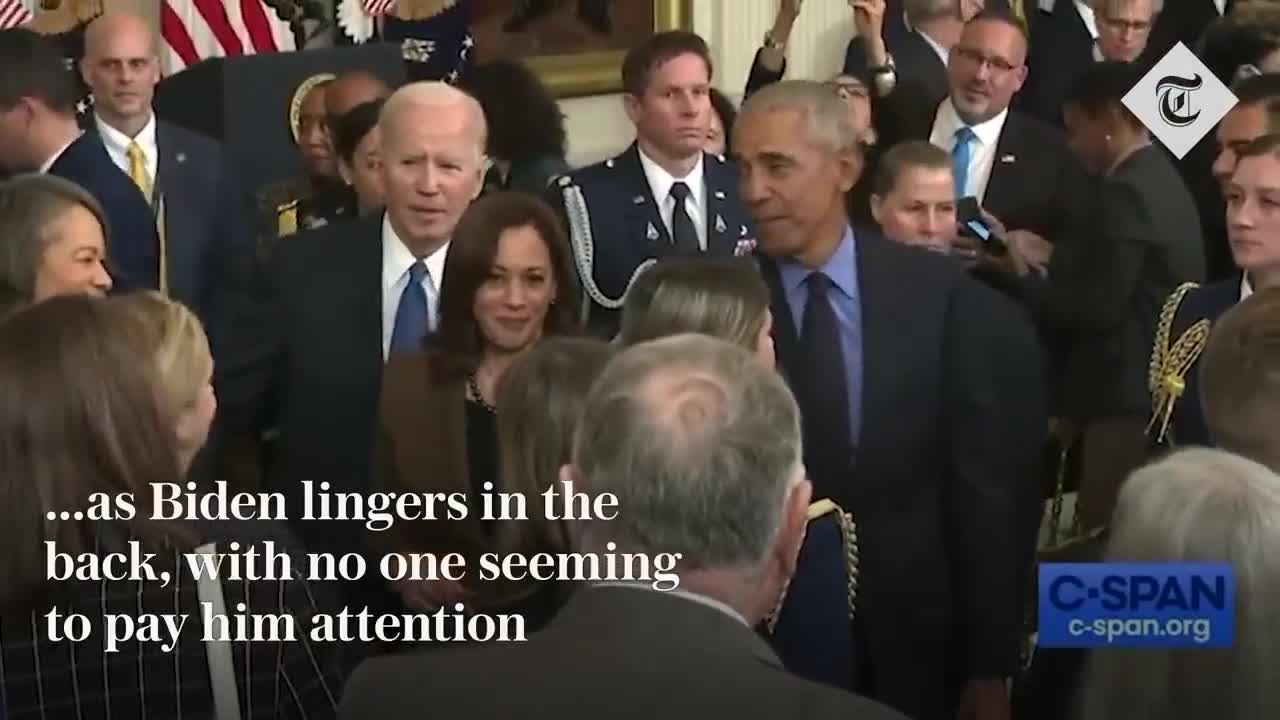 Biden appears 'lost' in White House event as guests swarm around Barack Obama instead_1