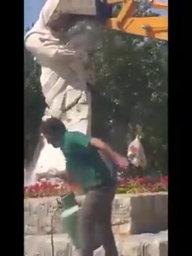 Mayor of Isfahan demolished the "Mother Statue"