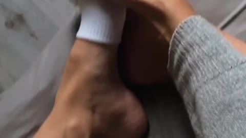 Two feet contrast