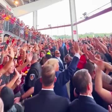 il Donaldo Trumpo @PapiTrumpo IS THERE A ROCKSTAR IN TOWN??😎🥳🥳🥳