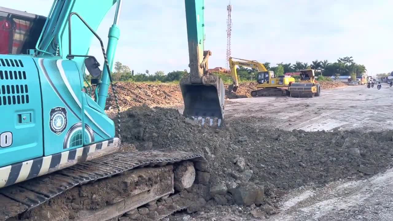 Power KOBELCO SK200 Help roller HaveProblem When Drive Back Unloading Soil road construction project