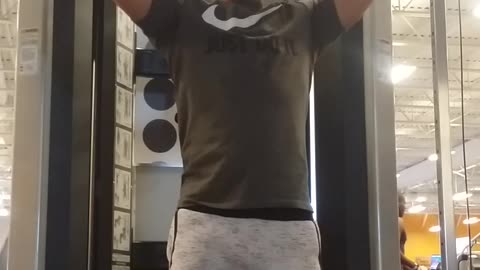 🍎 @ The Gym Doing Overhead Press 🍁 Building My Shoulders 💧 Healthy4Life💪