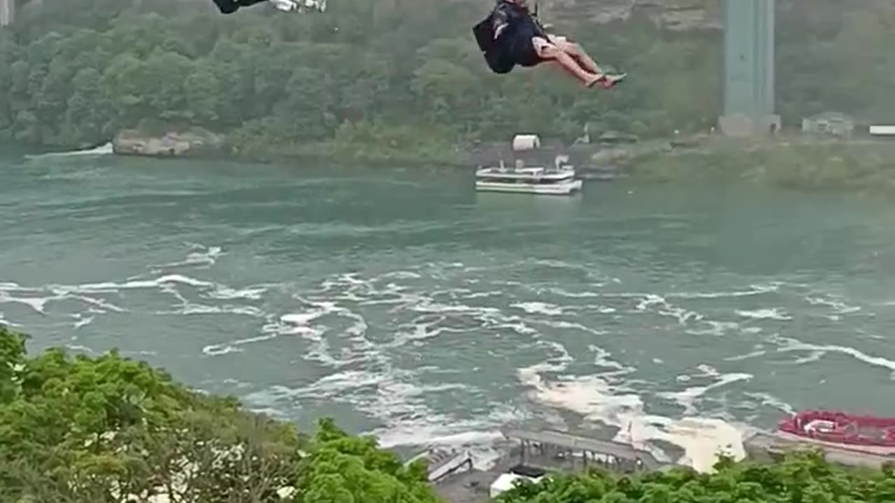 ๐๐ดNiagara Falls ๐บ๐ธ๐ฆ๐จ๐ฆ Zipline #waterfalls #shorts895