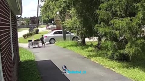 Scumbag robs two young children at their lemonade stand