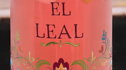 ¿Listo para brindar con estilo? #ElLeal #VasoElegante