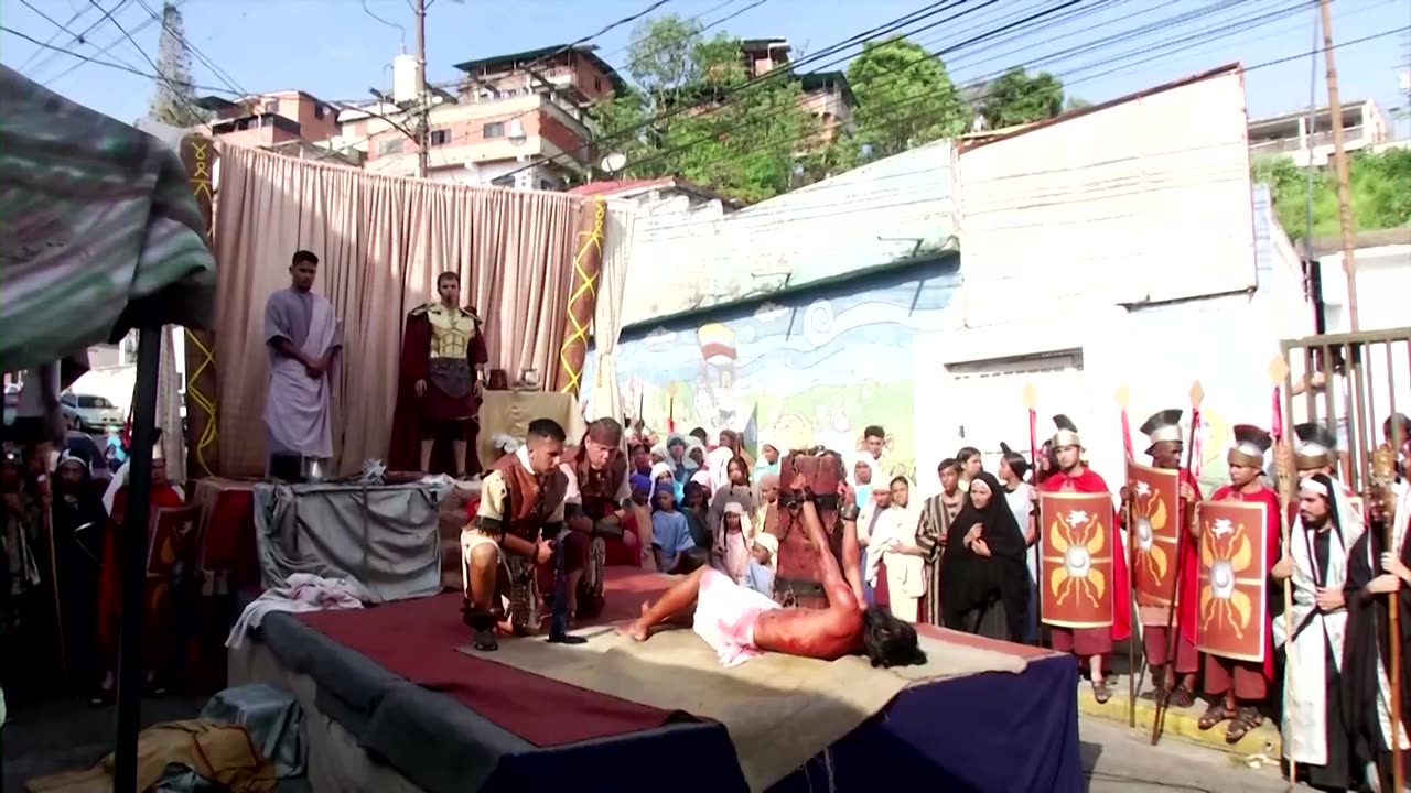 Way of the Cross re-enacted in Venezuelan slum