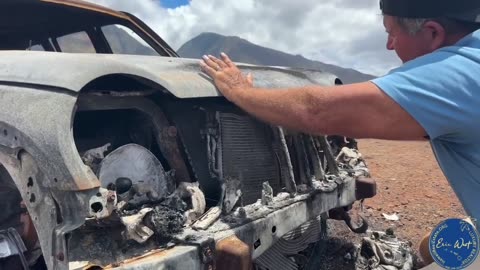 MAIS EVIDÊNCIAS - Longe do fogo de Lahaina, um carro derretido cercado por cascalho!