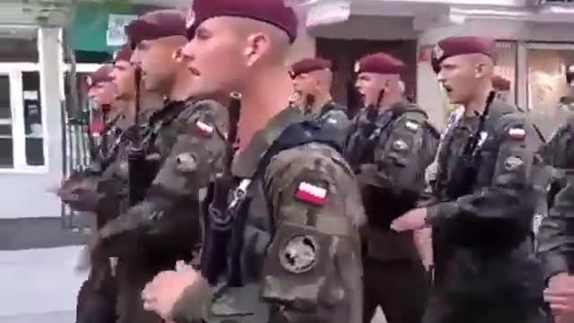 Dzięki manipulacjom tego rządu, polscy żołnierze śpiewają o naszym Wilnie i Lwowie