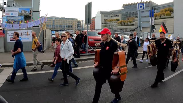 Freiheits-Trychler in Dresden am 29.10.2022 - Tag für Frieden und Freiheit