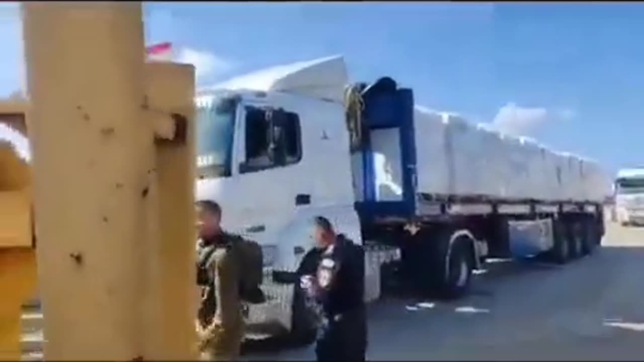 ISRAELI SETTLERS BUSY PREVENTING UN AID TO PASS THROUGH AT BORDER
