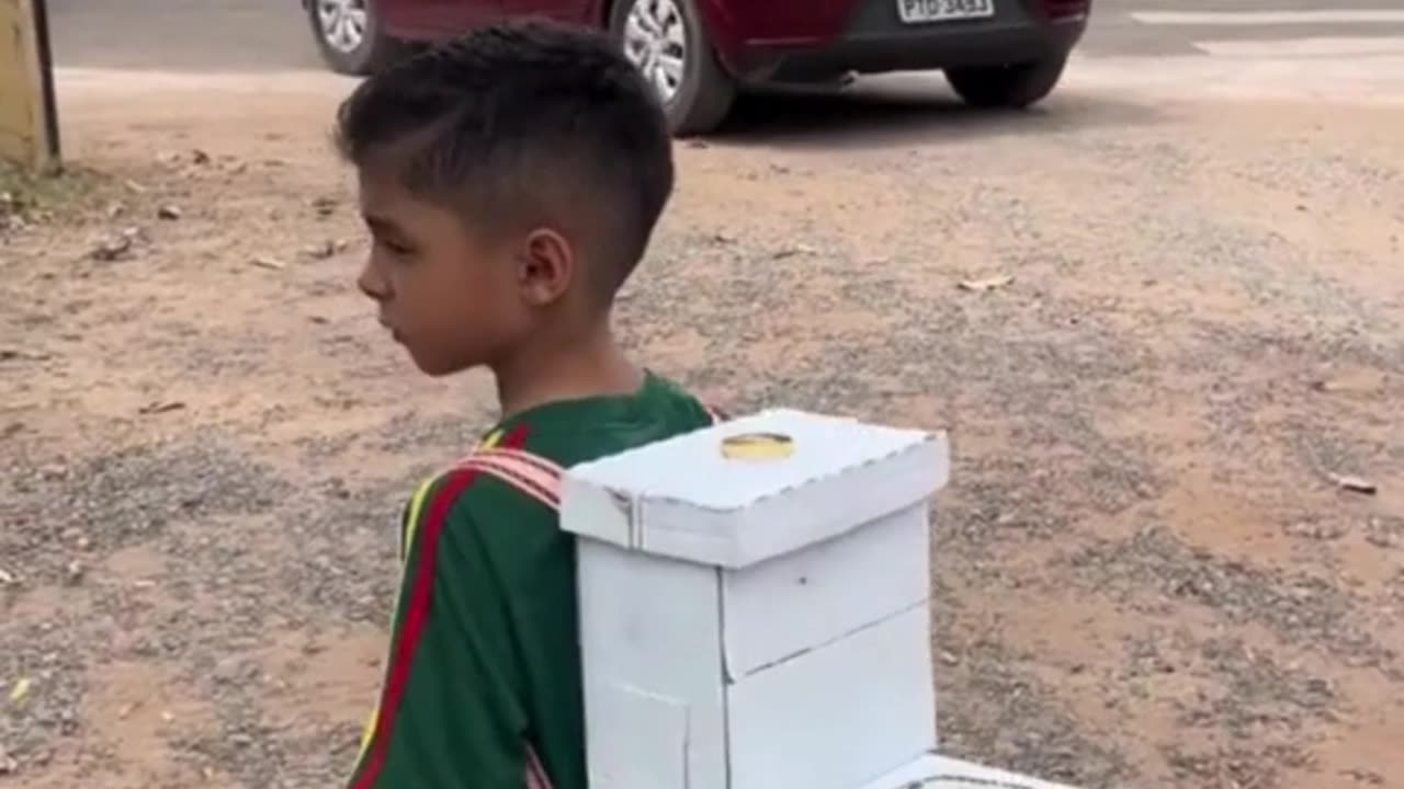 When Dad dresses his kid for “dress differently” day… 🚽😂 Is this creativity gone too far?