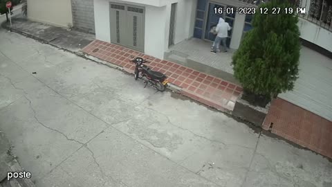 Video: Hombre hurtó celular y cuando huía fue capturado por policías