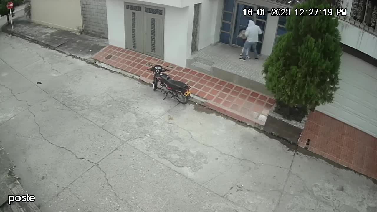 Video: Hombre hurtó celular y cuando huía fue capturado por policías