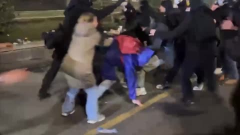 🇬🇪 Protests continue in Georgia ❗️Regime forces brutally beat ordinary people!