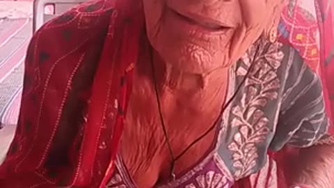 बिन पढ़ाई की बढ़ेरा एबीसीडी बोल रही दादी जी