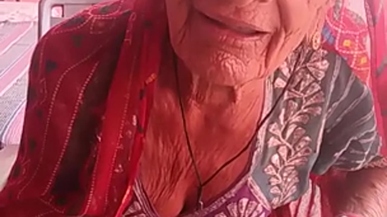 बिन पढ़ाई की बढ़ेरा एबीसीडी बोल रही दादी जी