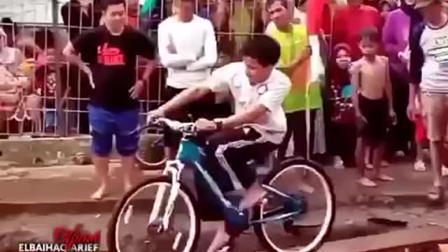 Lomba sepeda lucu