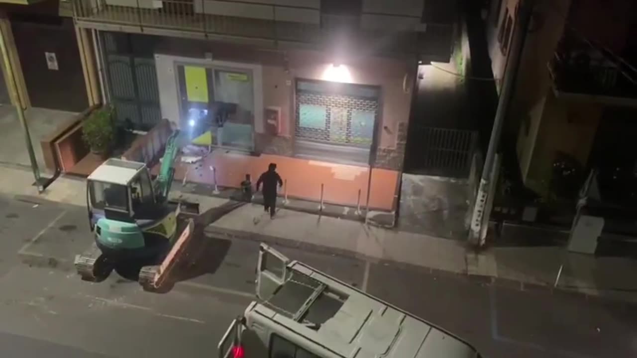 🔴 Italy - An excavator and a van \ in 2 minutes took away the entire Postamat counter.