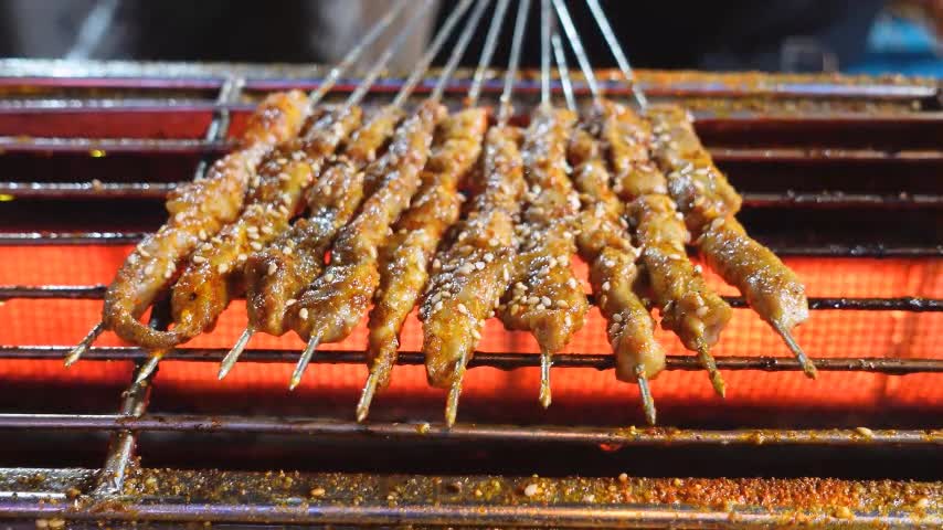 Take a look at the cooking skills of a Chinese chef