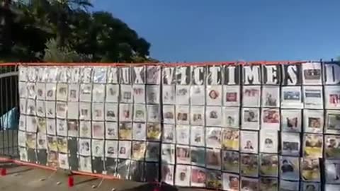 FRANCESES CUELGAN RECORDARORIOS DE MUERTOS POR INYECCIÓN COVID, MAS QUE EN EL 11-S.
