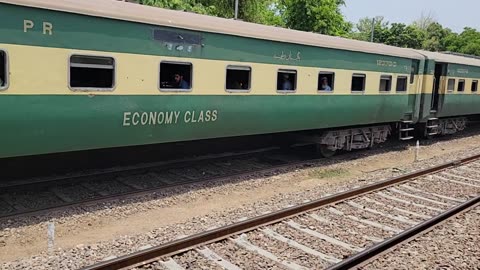 Karachi express 15UP Leaving Sahiwal