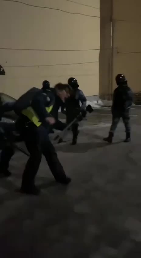Russian Sercurity Forces Beat Journalists in the Head