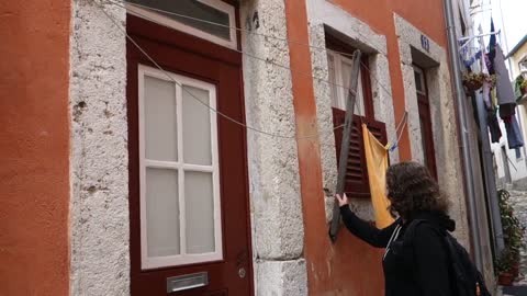 Uncovering Hidden Meanings with a Local Guide