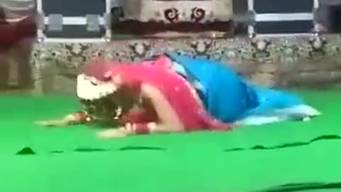 Artista tem mal súbito e morre no palco, Índia.