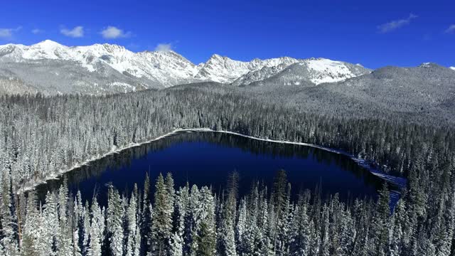 le lac perdu couvert de neige dans les montagnes Rocheuses du Colorado