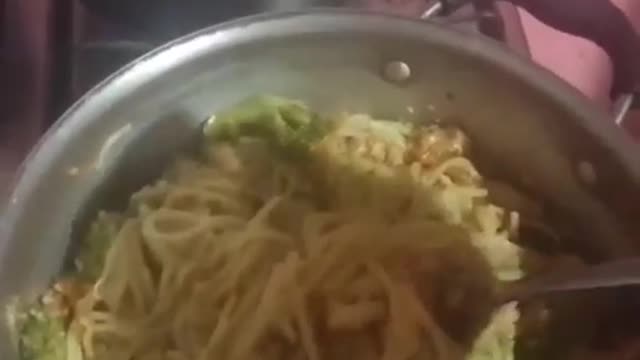 Fiz macarrão com brócolis e frango, I made pasta with broccoli and chicken